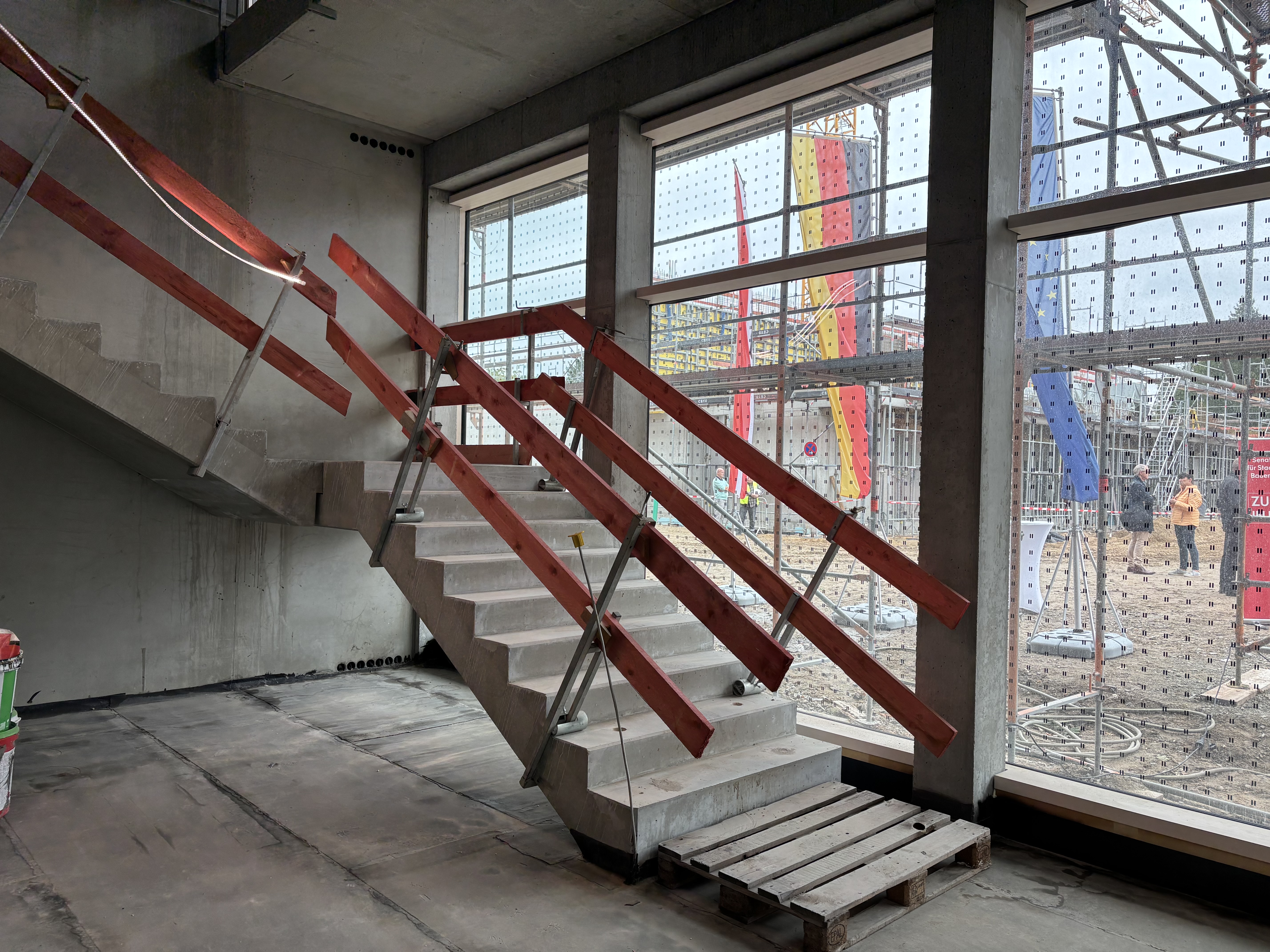 Modernes und helles Treppenhaus